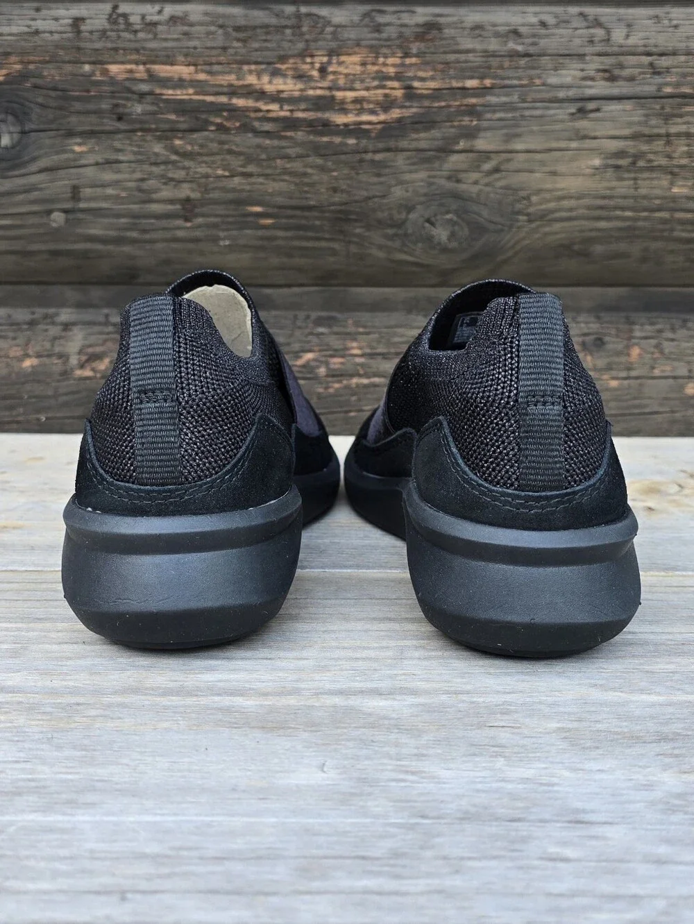 Clarks Un Rio Knit Athleisure Minimalist Knit Shimmer Comfort Sneakers 7M